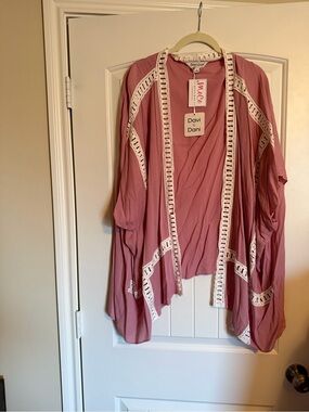 Davi & Dani Need A Getaway Dusty Pink Crochet Kimono M NWT